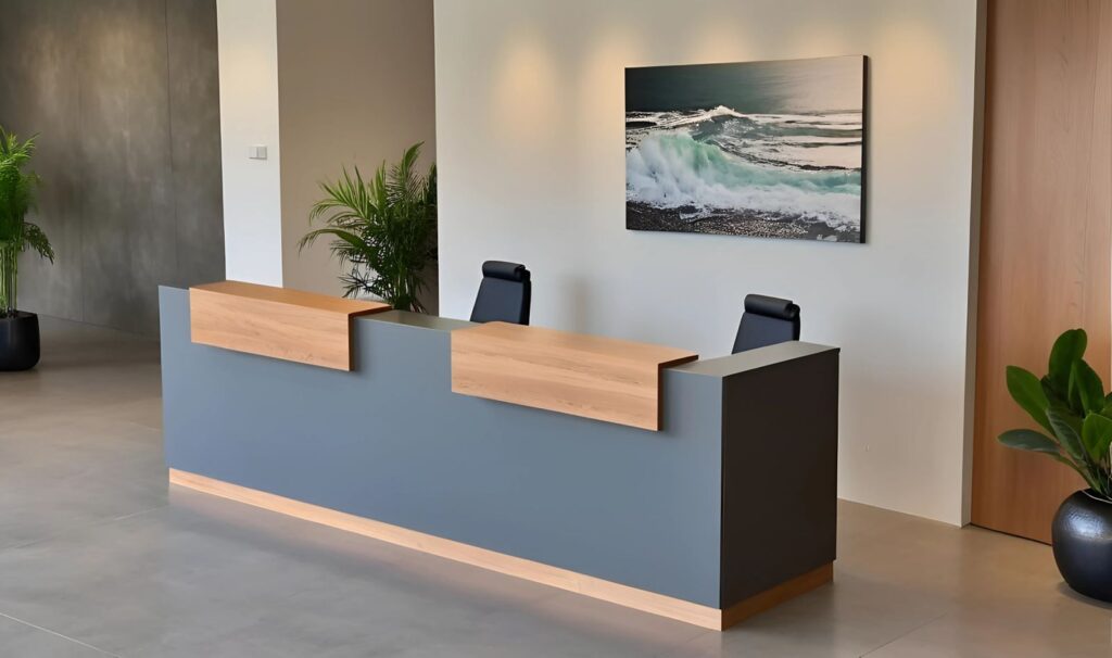 L alakú recepciós pult az ügyféltérben